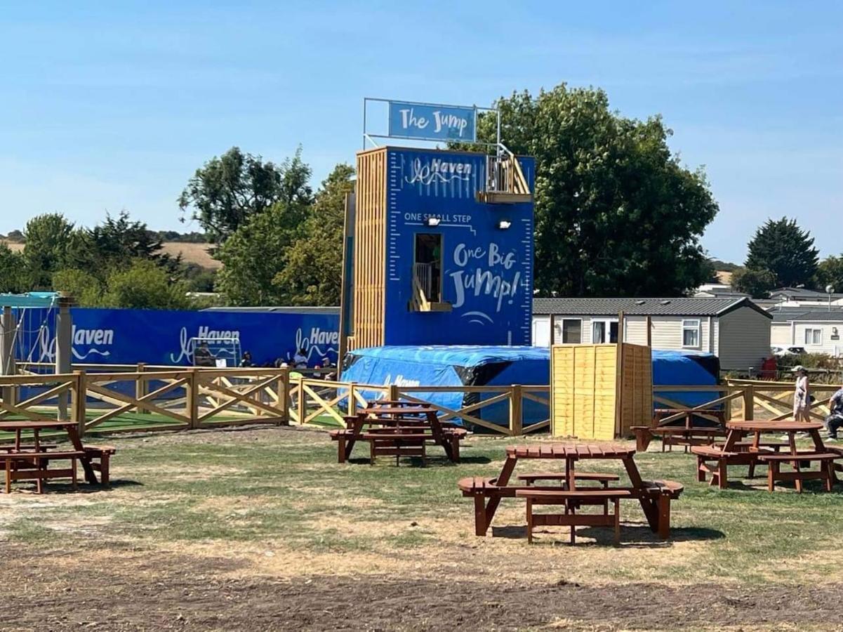 Отель Weymouth Bay Preston  Экстерьер фото