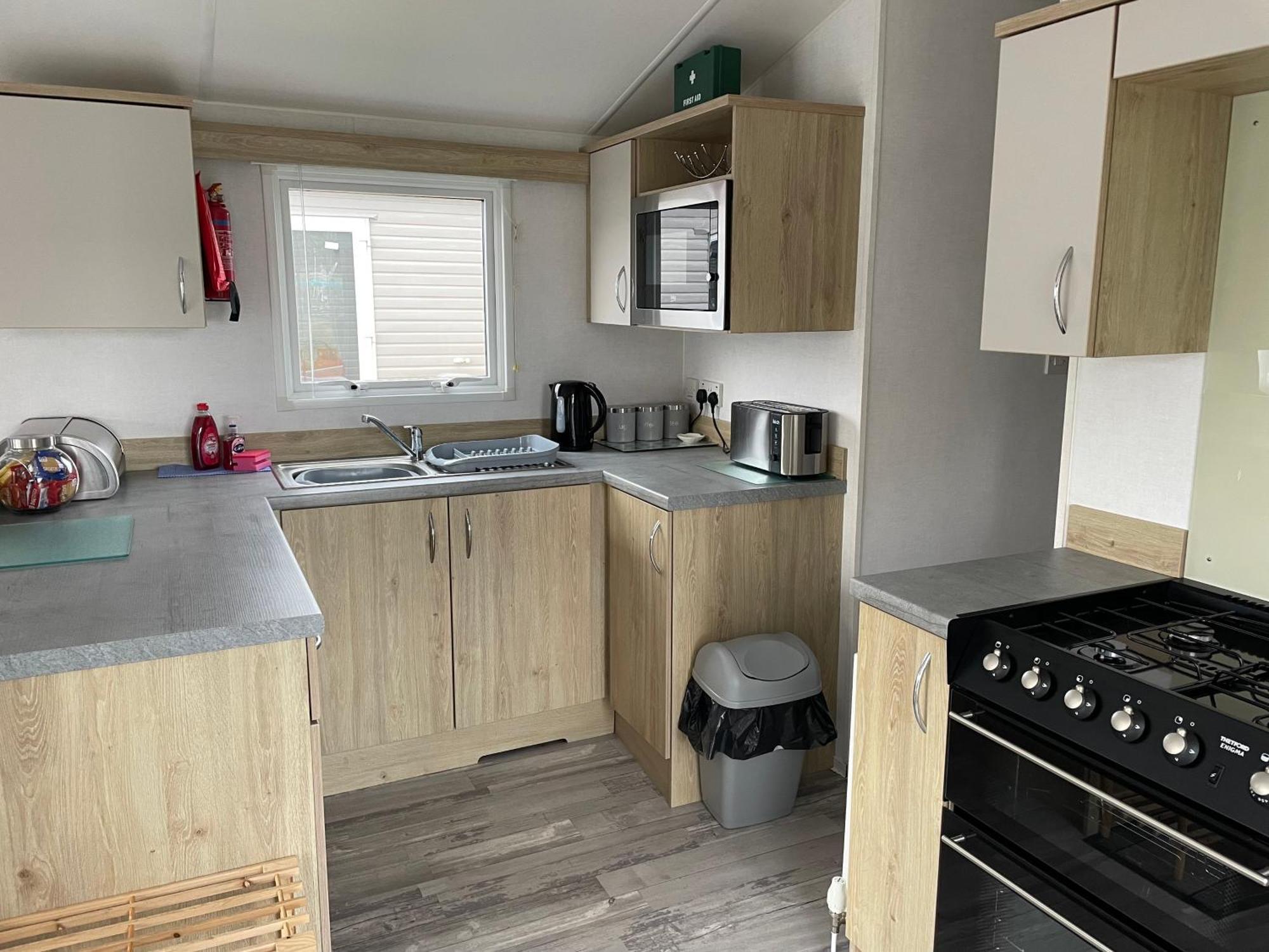 Отель Weymouth Bay Preston  Экстерьер фото