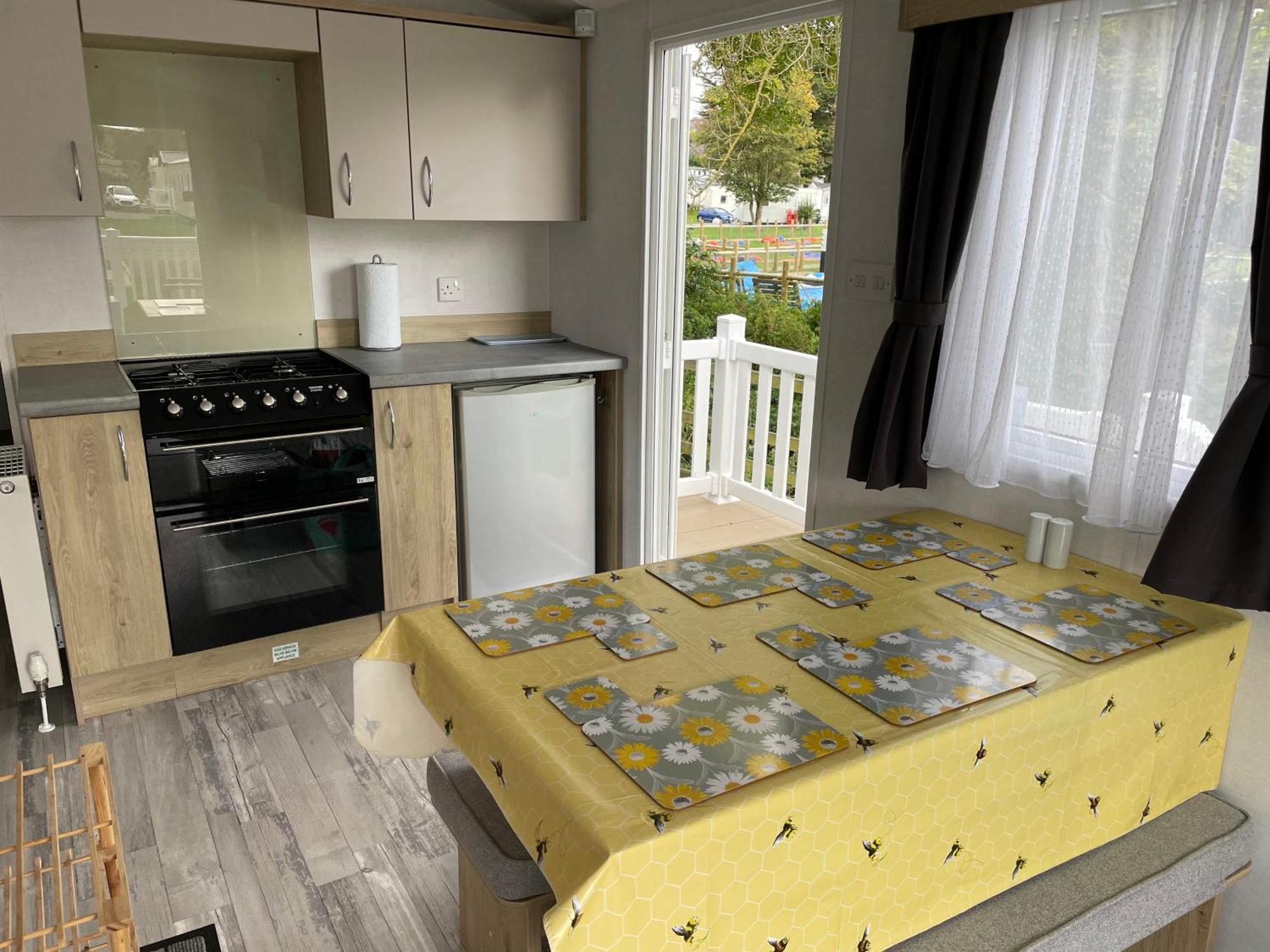 Отель Weymouth Bay Preston  Экстерьер фото